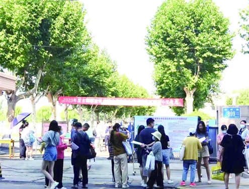 本次考试是近年来济南市首次大规模事业单位联合招聘,考试涉及市直单位及14区(县)1700多个岗位